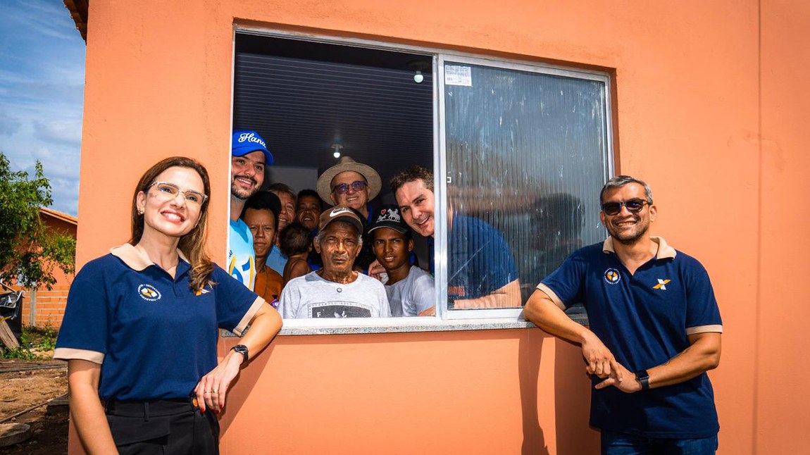 Na imagem ministro Jader Filho ao lado do prefeito, Sidney Rosa e deputados do Pará posam para foto com família beneficiada do programa Minha Casa, Minha Vida