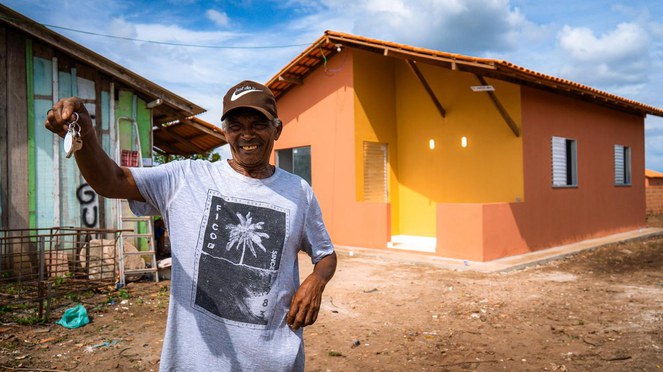 Miguel Abel, trabalhador rural de 61 anos, conquistou uma casa de alvenaria pela primeira vez na vida, deixando a moradia antiga para trás, feita em madeira e barro - Foto: Gabriel Oliveira