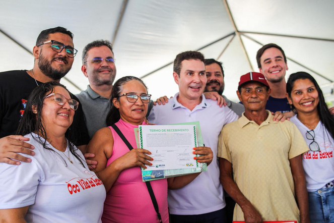 Na imagem ministro Jader Filho ao lado do prefeito de Belém, Igor Normando e moradores da Vila da Barca posam para foto
