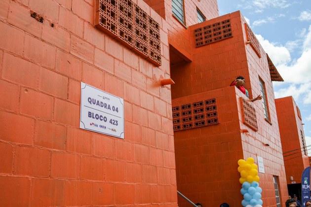 Na imagem lateral de prédio residencial do programa Minha Casa, Minha Vida