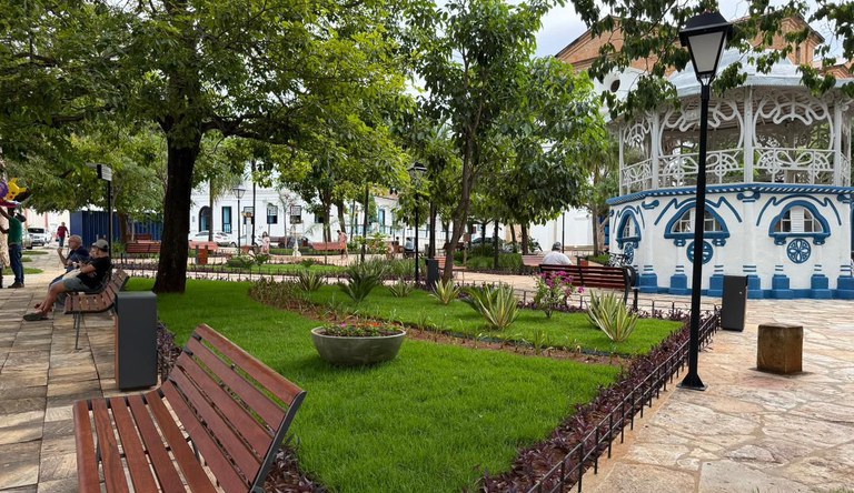 Na imagem praça de cidade do Goiás