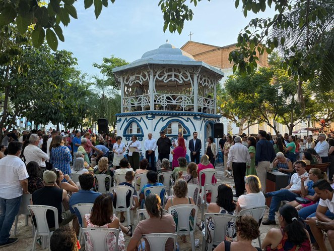 Na imagem coreto de praça do Goiás
