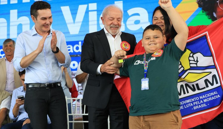 Na imagem presidente Lula ao lado do ministro Jader Filho e uma criança num evento do programa Minha Casa, Minha Vida