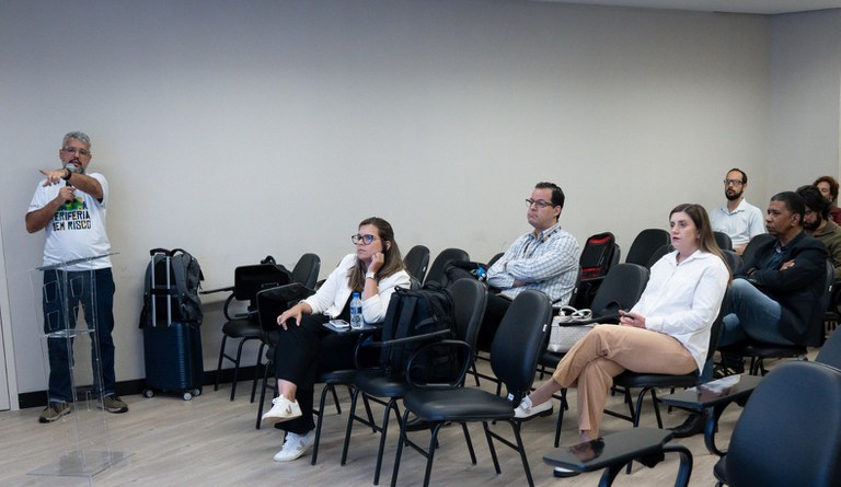 Na imagem homem realiza apresentação de programas do ministérios para agentes públicos do Goiás