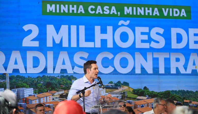 Na imagem ministro Jader Filho apresenta dados de contratação do Minha Casa, Minha Vida