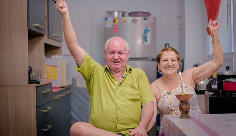 Na imagem casal comemora aquisição de casa própria