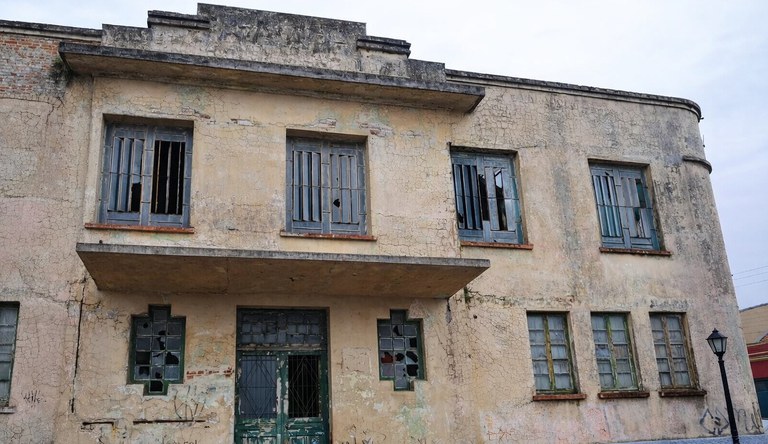 Na imagem fachada de prédio