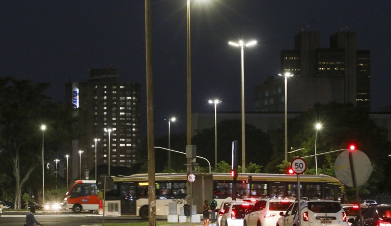 Na imagem rua com iluminação de LED