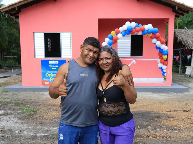 Comunidade quilombola de Oeiras do Pará recebe moradias do Minha Casa, Minha Vida Na imagem casal posa para foto em frente a sua nova casa de alvenaria