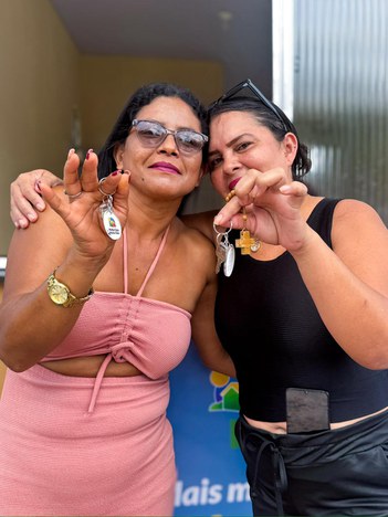 Moradores da área rural de Magalhães Barata (PA) recebem novas casas Na imagem duas mulheres seguram chave da casa própria, posam juntas para foto. s
