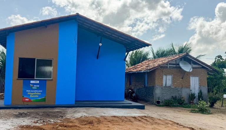 Na imagem duas casas, uma de alvenaria e uma de taipa.