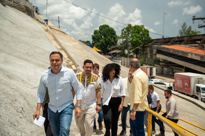 Na imagem servidores do ministério visitam obras de contenção em Olinda.