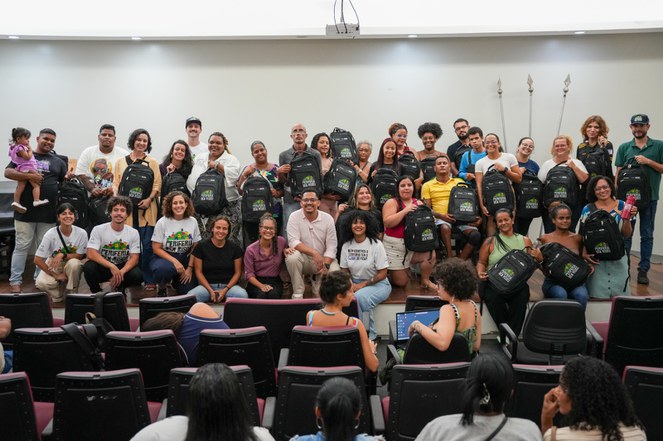 Na imagem moradores participam de eventos sobre elaboração de projetos nas periferias