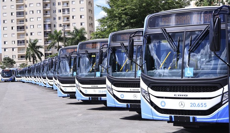 Na imagem ônibus em filas dentro de um terminal rodoviário