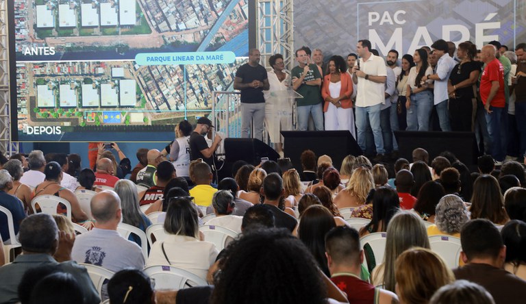 Moradores acompanham apresentação do projeto