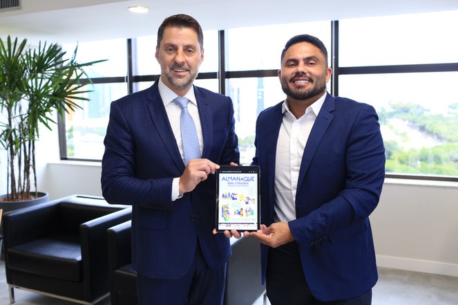 Na imagem servidores do ministério posam para foto com almanaque das cidades 