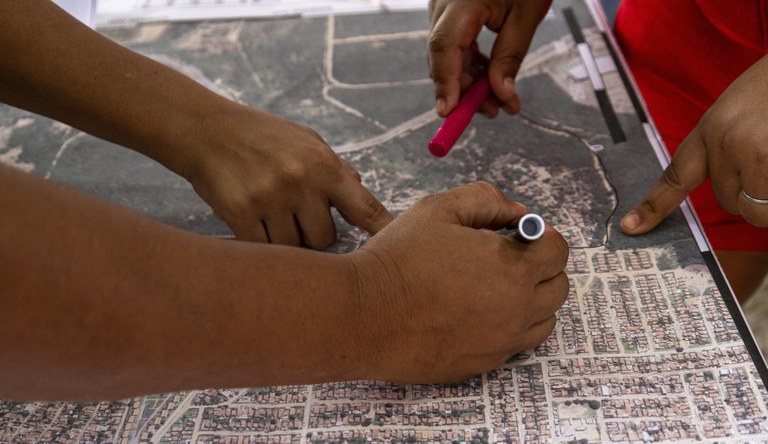 Técnicos analizando mapa