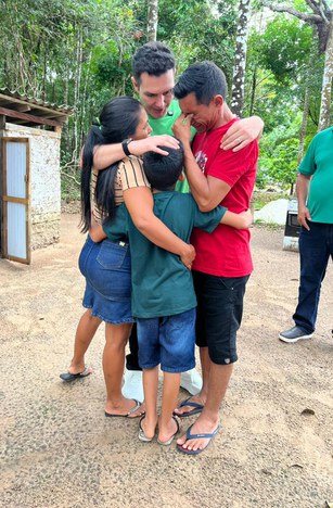 Na imagem ministro Jader Filho abraça família beneficiada pelo programa Minha Casa, Minha Vida 