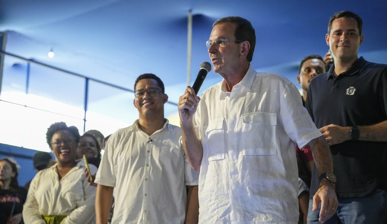 Guilherme Simões, ao lado do  prefeito Eduardo Paes durante a apresentação