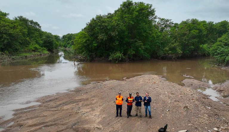Na imagem técnicos do SGB e Defesa Civil durante o mapeamento em campo.
