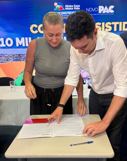 Na imagem ministro Jader Filho ao lado de beneficiária do programa compra assistida