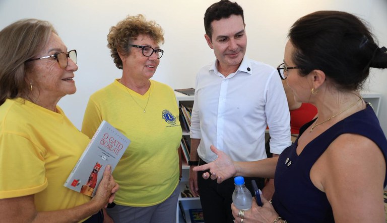 Na imagem ministro Jader Filho ao lado de servidores visitando biblioteca de conjunto habitacional do Minha Casa, Minha Vida