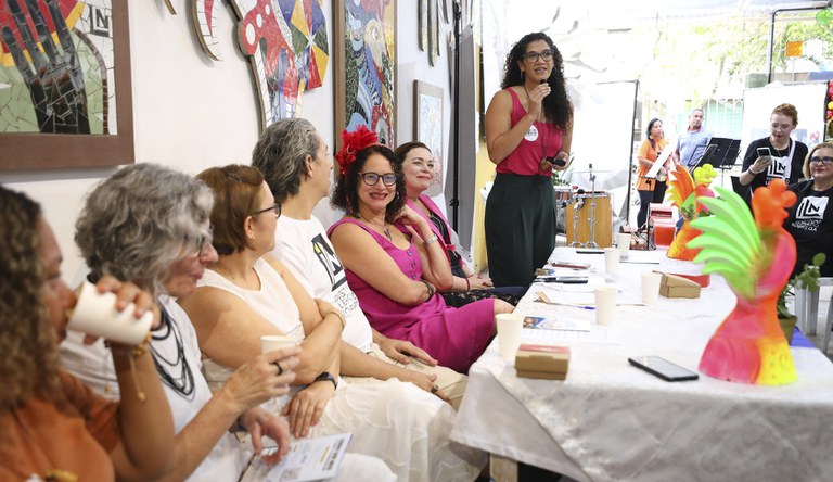 Samia Sulaiman discursando junto a outros