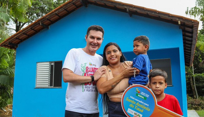 Ministro Jader ao lado de beneficiária do programa Minha Casa, Minha Vida Rural