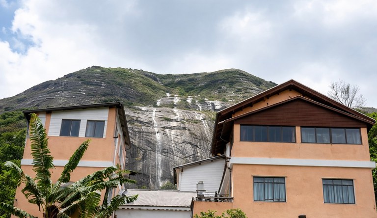 Na imagem casas numa montanha