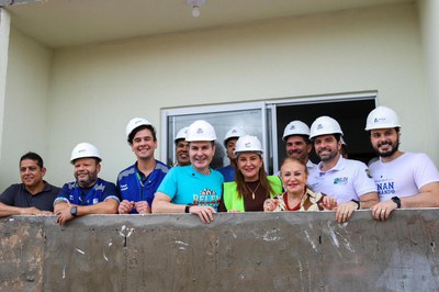 Minha Casa, Minha Vida em Belém (PA): obras do Residencial Tapanã atingem 50% e seleção de famílias é iniciada Na imagem ministro Jader Filho posa para foto com o prefeito Igor Normando, a vice-governadora de Belém e servidores da secretaria de habitação de Belém.