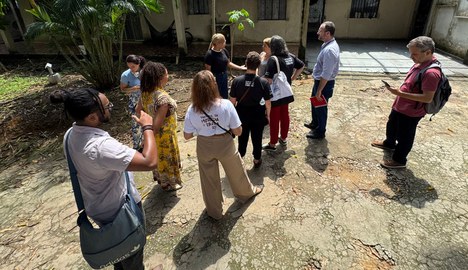 Na imagem técnicos da equipe de Soluções Fundiárias da Secretaria visitam casas no território