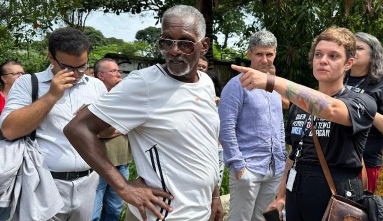 Na imagem técnicos do ministério das cidades e defesa civil em vista em casas no Rio de Janeiro