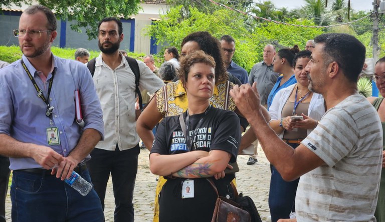 Na imagem técnicos do ministério das cidades e defesa civil em vista em casas no Rio de Janeiro