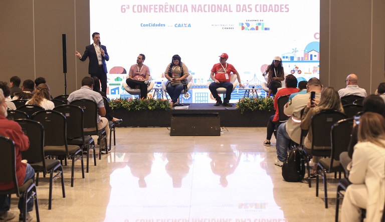 Na foto o secretário Nacional de Desenvolvimento Urbano e Metropolitano, Carlos Tomé Junior, discursa a frente do público presente