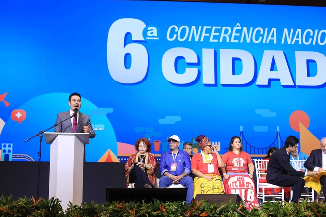 Na foto o ministro das cidades discursando no palco do evento