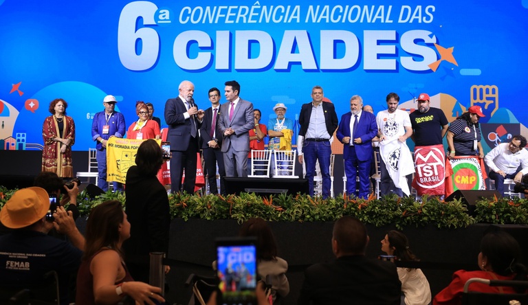 Na foto o presidente da república e o ministro das cidades juntos no palco do evento