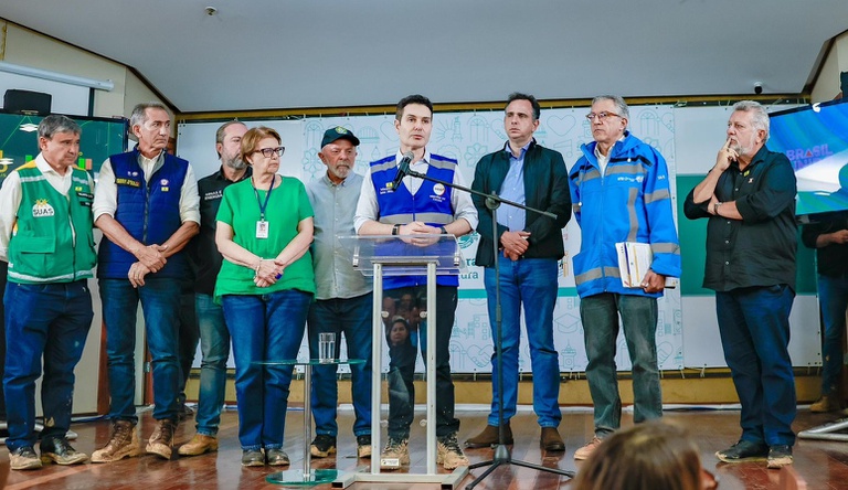 Na imagem ministro Jader Filho ao lado do presidente Lula e representantes do governo federal