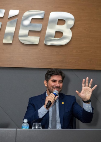 Na foto o secretário Nacional de Habitação fala ao público