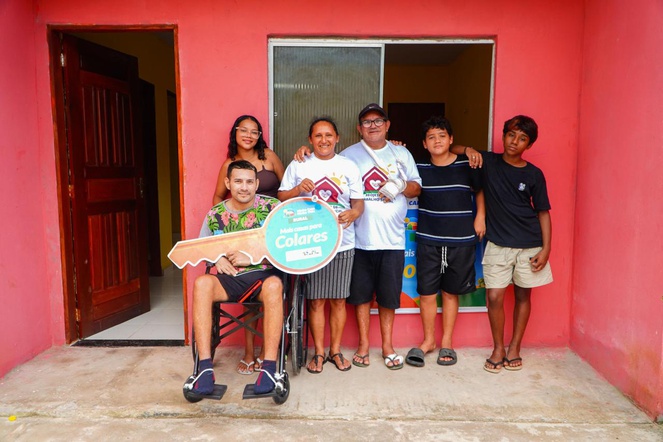Na imagem família beneficiária do Minha Casa, Minha Vida