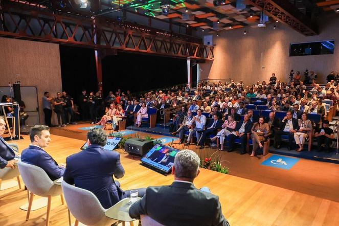 Na imagem representantes do setor da construção civil discursam sobre o número de habitação nas regiões norte e nordeste