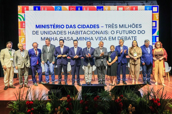 Na imagem ministro Jader Filho ao lado de representantes do Consórcio Norte e Nordeste do setor de construção civil