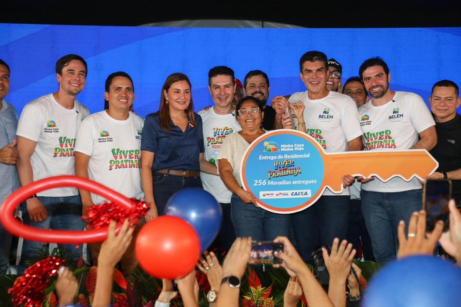Na imagem ministro Jader, governador Helder e prefeito Igor Normando posam para foto com beneficiária do Minha Casa, Minha Vida, em Belém. 