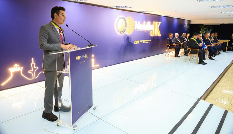 Na foto o ministro das cidades discursando no palco do evento