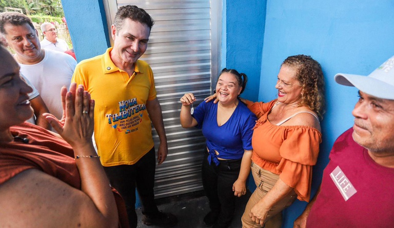 O ministro das cidades entregando a casa da família