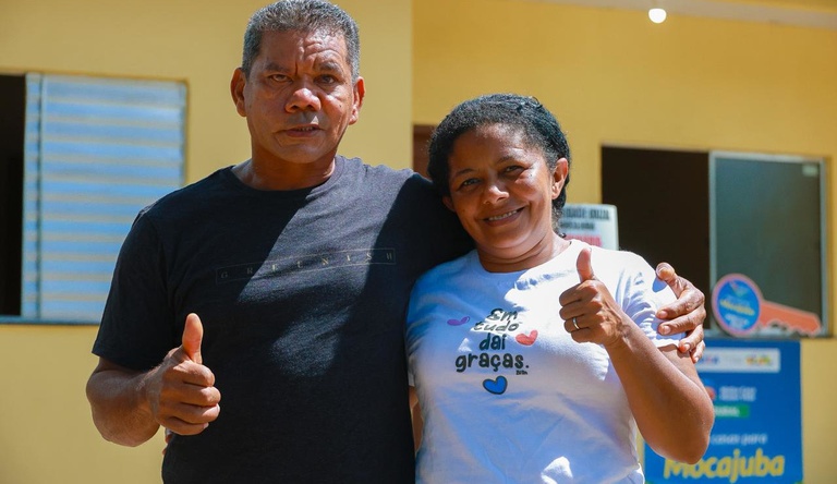 Na imagem casal em frente a sua nova casa de alvenaria na comunidade quilombola, em Mocajuba.