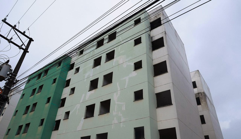 Na foto vista panorâmica dos prédios do MCMV