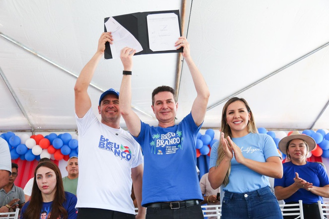 Na imagem ministro Jader Filho assina documento de inicio de obras de casas em Breu Branco, Pará.