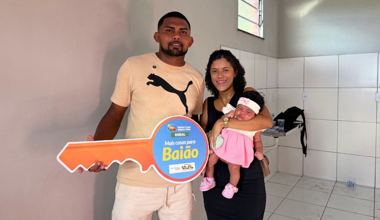 Na imagem um homem e uma mulher, ela segura um bebê no colo