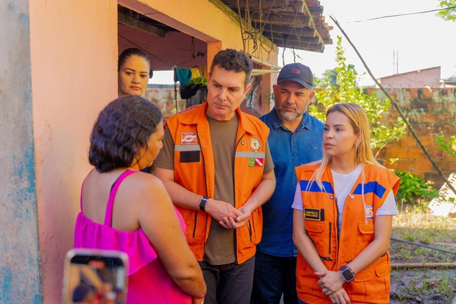 Na imagem ministro Jader Filho e prefeita de Marituba conversam com moradores que perderam suas casas nas enchentes. 