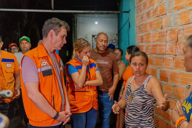 Na imagem ministro Jader e prefeita de Marituba conversam com moradores atingidos pelas enchentes na região.